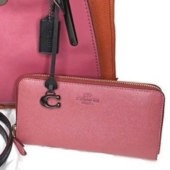 Coach Handbags - ✨Coach Accordion Wallet✨
